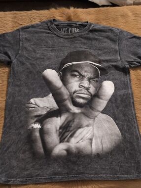 Vintage-Style Gray Graphic Short Sleeve Tee